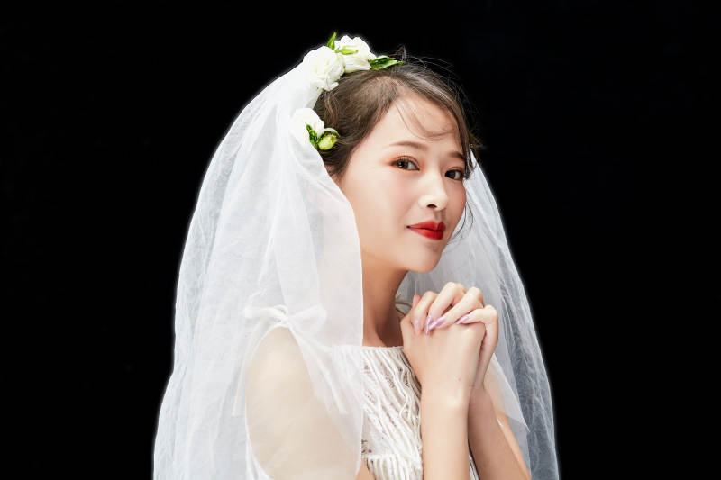 黑色背景下的美妆新娘彩妆人像图片