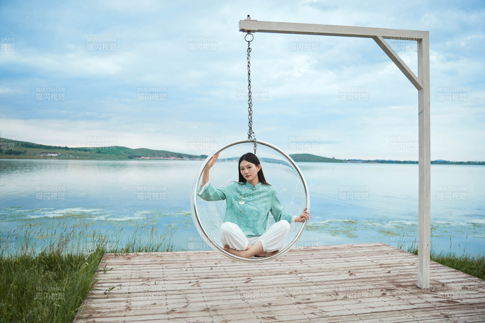 草原湖畔打卡点游玩拍照的亚洲少女图片