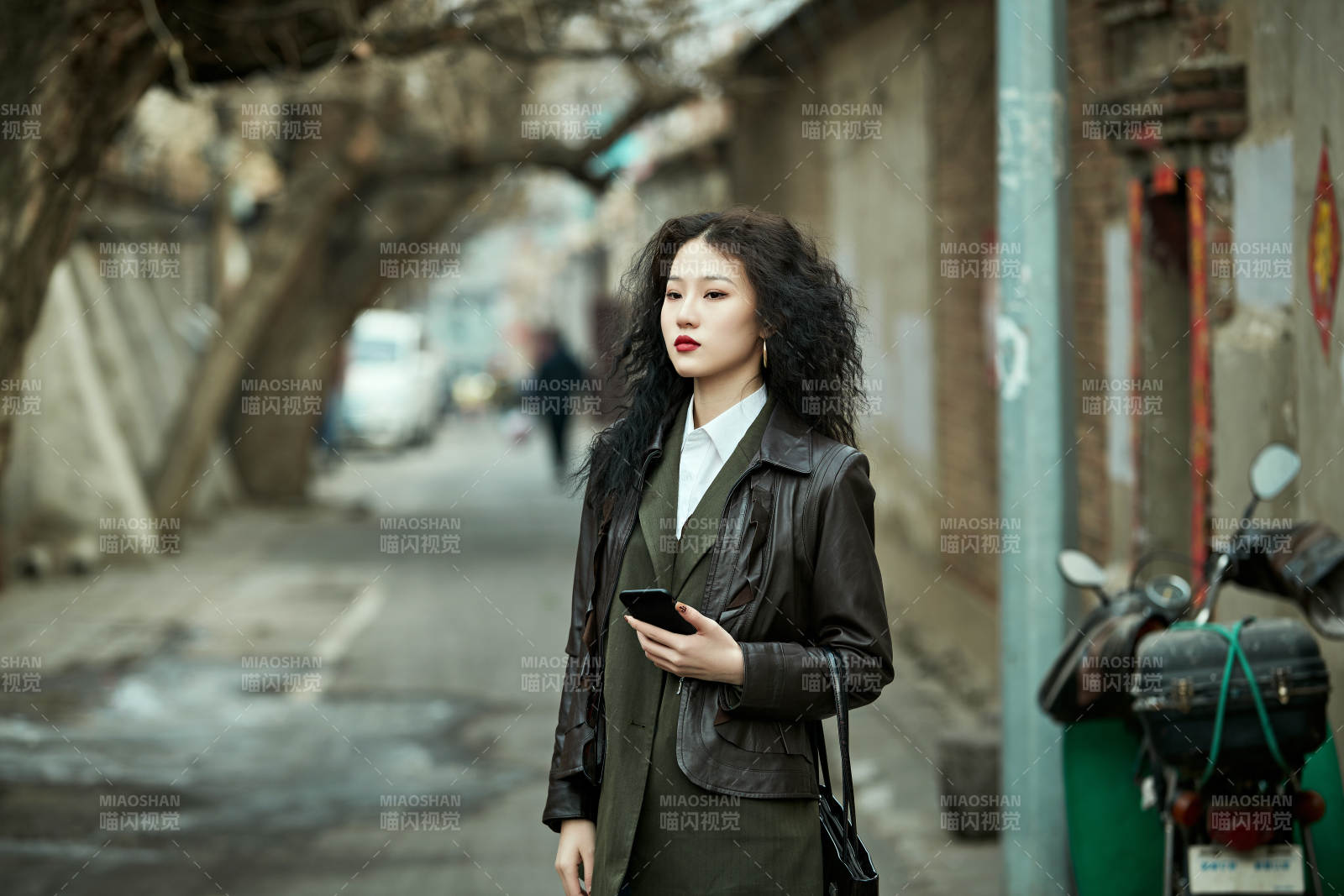 老旧城区里穿着复古港风的美丽清纯少女图片