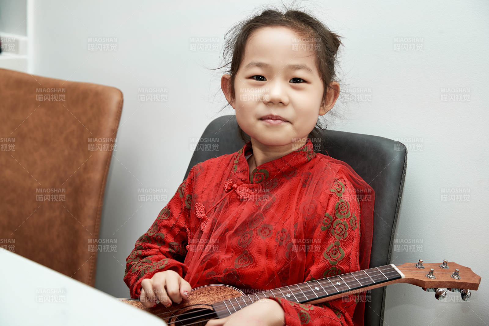 在家玩耍的亚洲小女孩图片