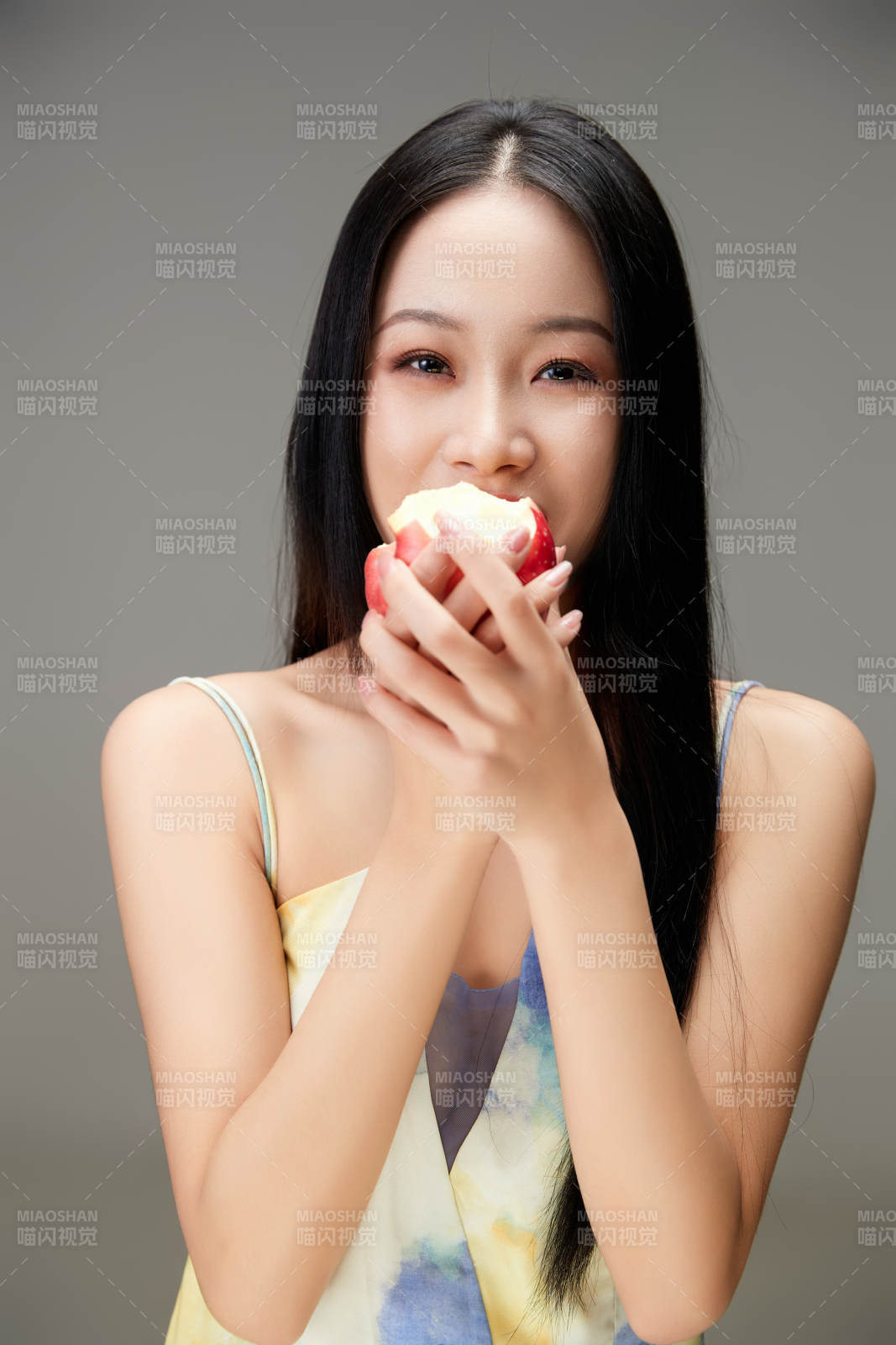 吃水果的亚洲东方长发少女图片