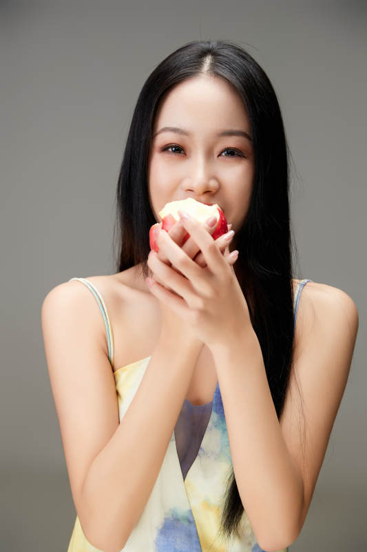 吃水果的亚洲东方长发少女图片