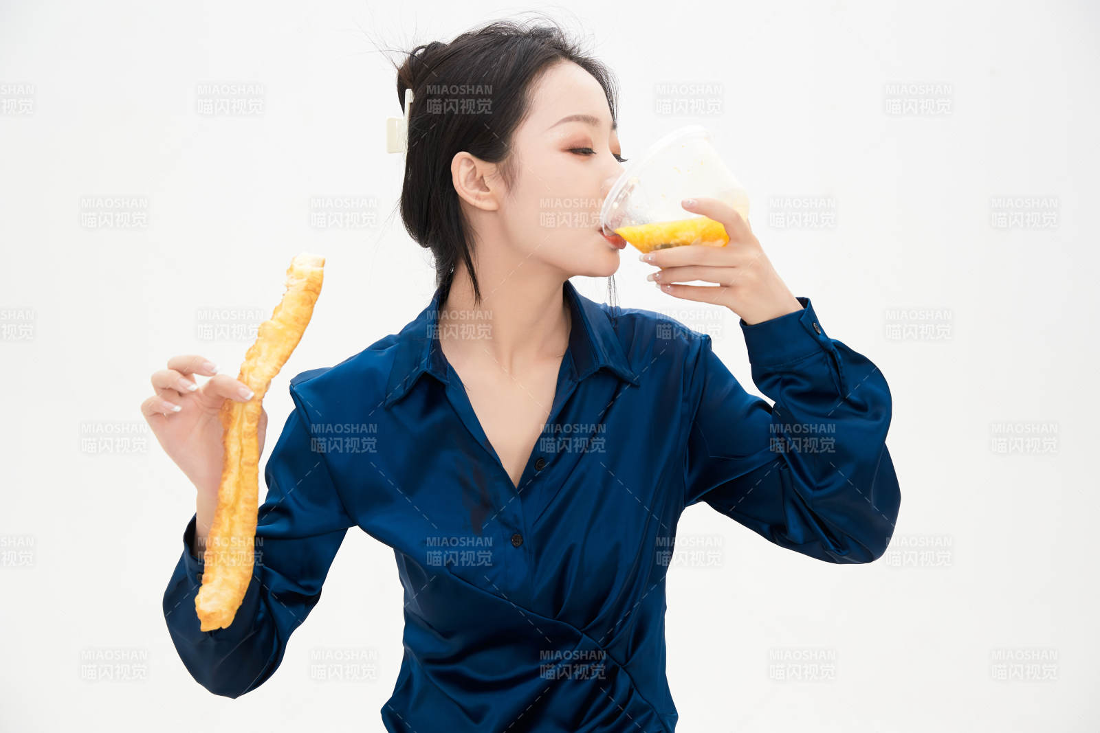 大吃特吃的亚洲可爱少女人像图片