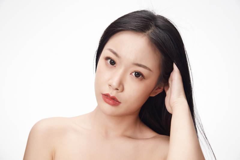 亚洲美女面部特写化妆护肤图片