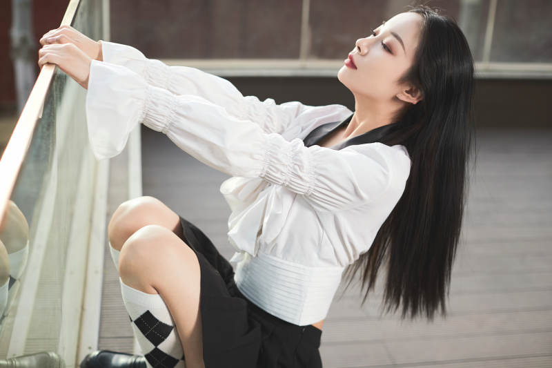 日系户外公园穿jk校服的少女图片