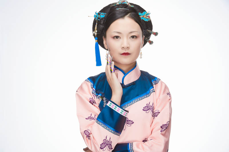 白色背景下的清代女性古装造型清朝古装图片
