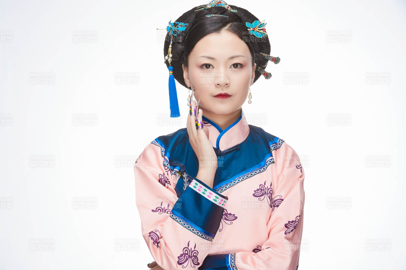 白色背景下的清代女性古装造型清朝古装图片