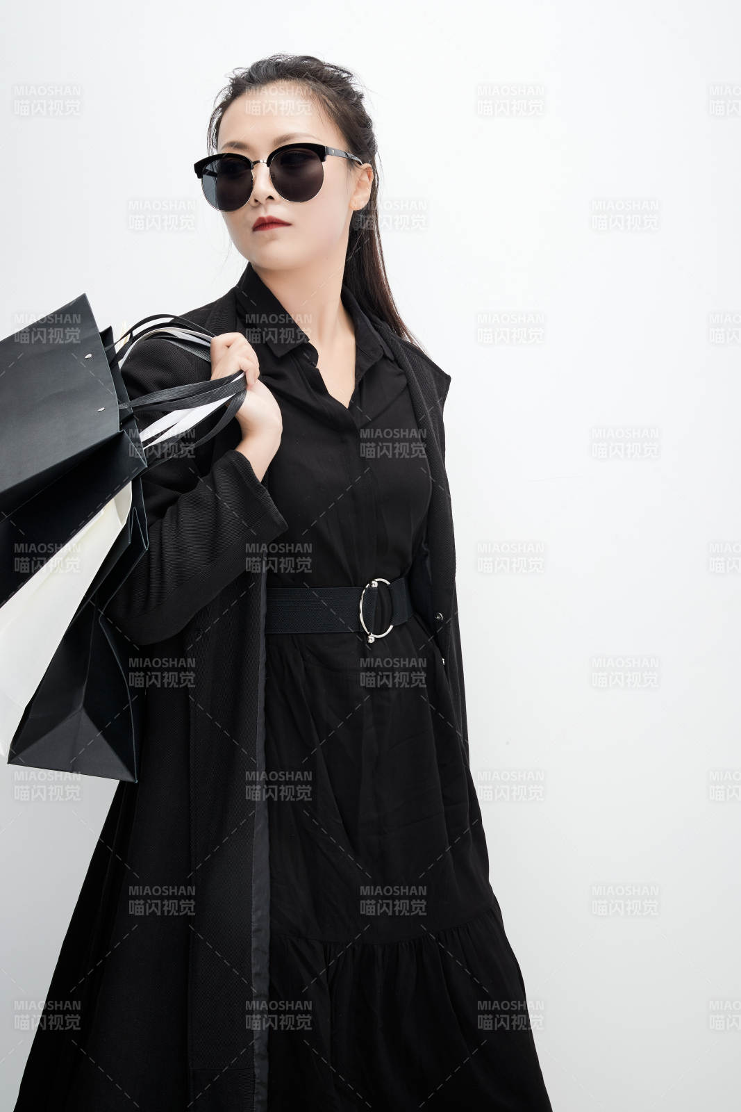 白色背景下手提购物袋时尚美丽的亚洲少女图片