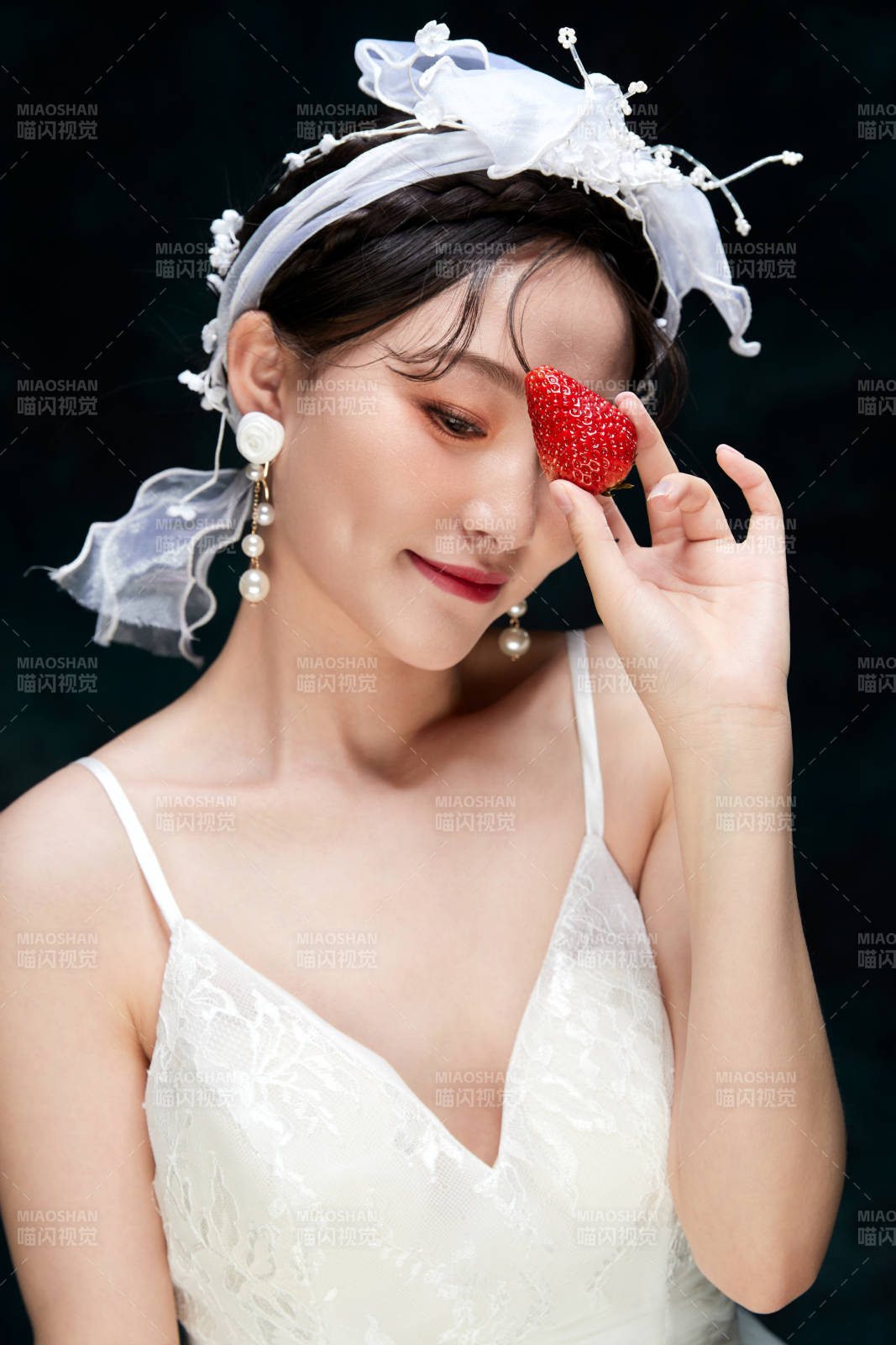 黑色背景下的女性复古婚纱妆面图片