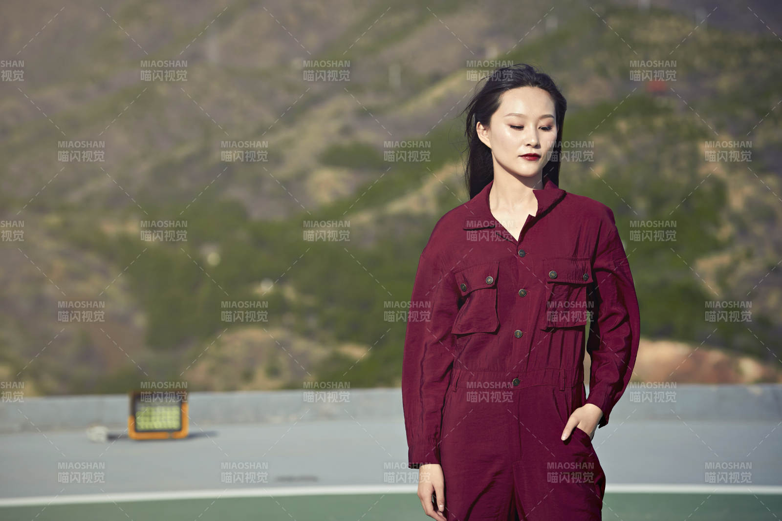 在楼顶停机坪的亚洲年轻女性图片