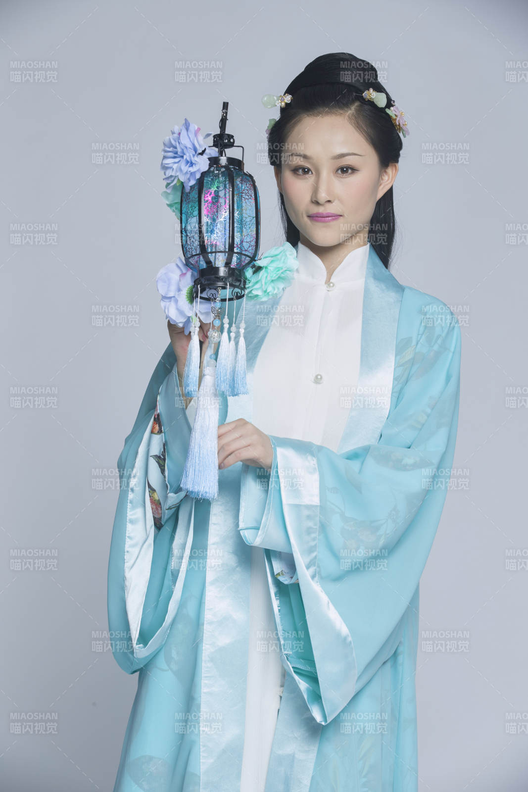 身穿古装的汉服女性人像汉服影棚拍摄图片