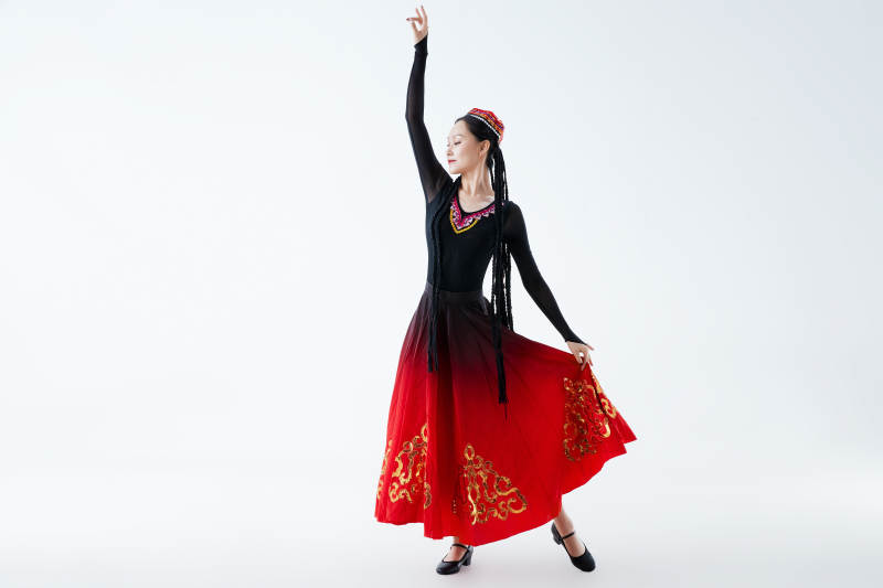 穿着新疆维吾尔族服饰跳舞的少女图片