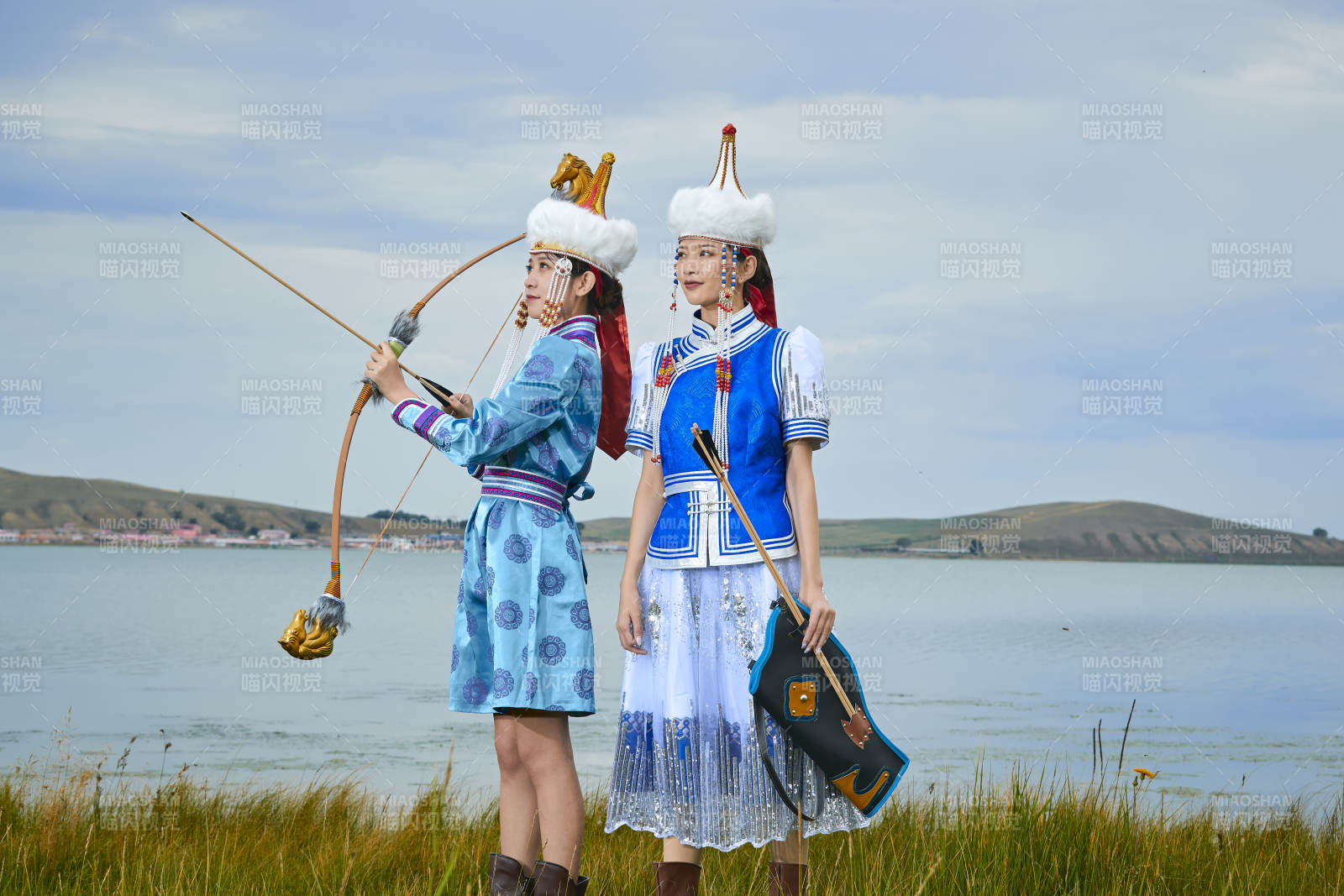 草原湖畔手持弓箭狩猎的蒙族小姐妹图片