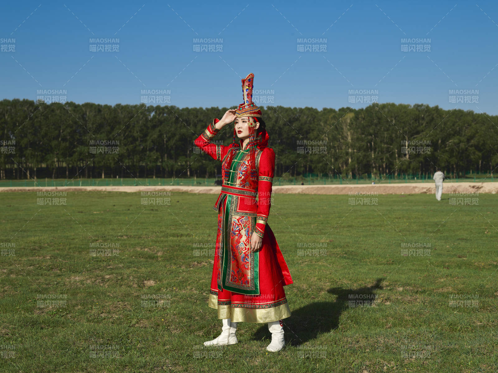 草原上穿着蒙古族传统服饰的亚洲年轻美少女图片