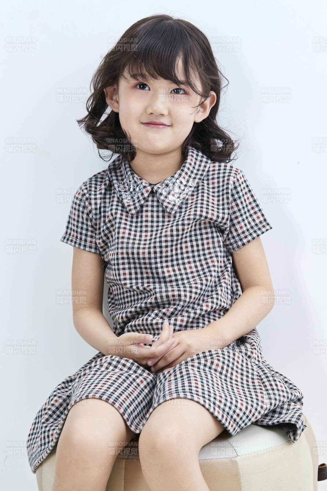 白色色背景的可爱的亚洲小女孩儿童图片