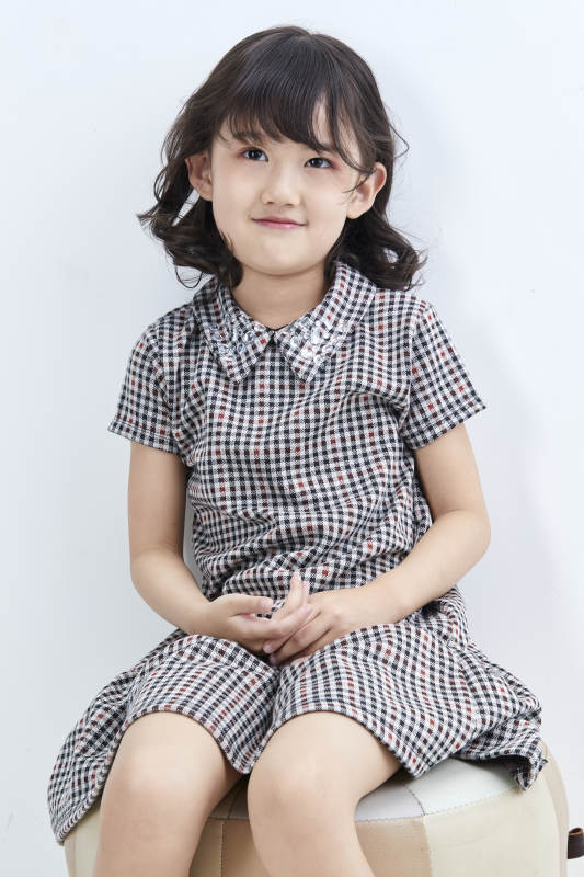 白色色背景的可爱的亚洲小女孩儿童图片