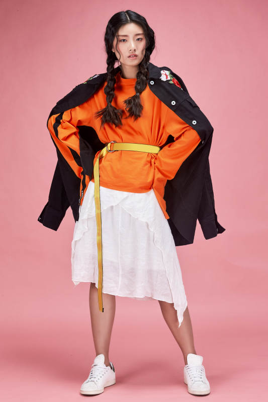 摄影棚拍摄的时尚亚洲女性模特图片