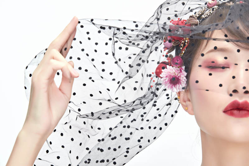 白色背景下的新娘彩妆美女人像图片