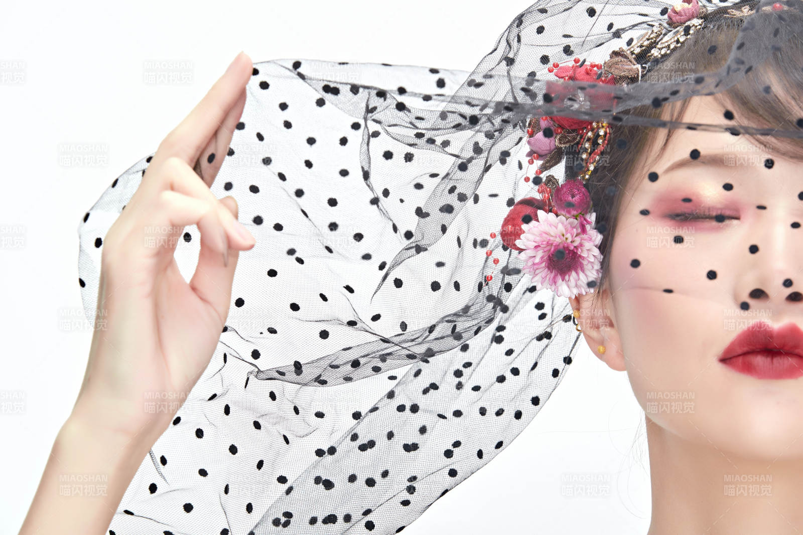 白色背景下的新娘彩妆美女人像图片