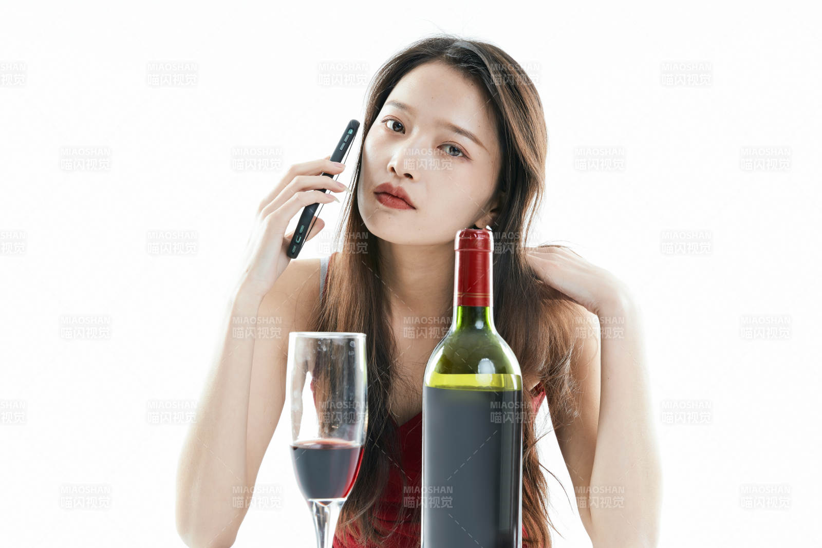 独自品尝红酒的亚洲女性图片
