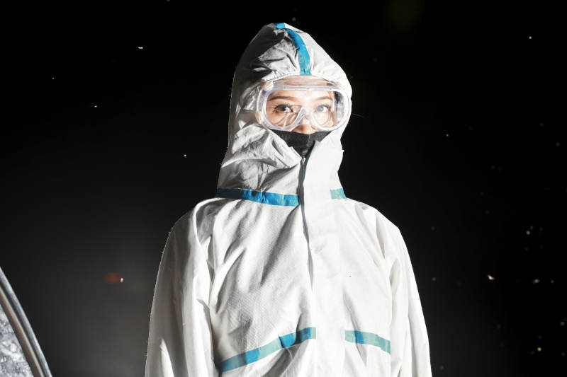 穿白色防护服佩戴护目镜口罩的女性防护人员图片
