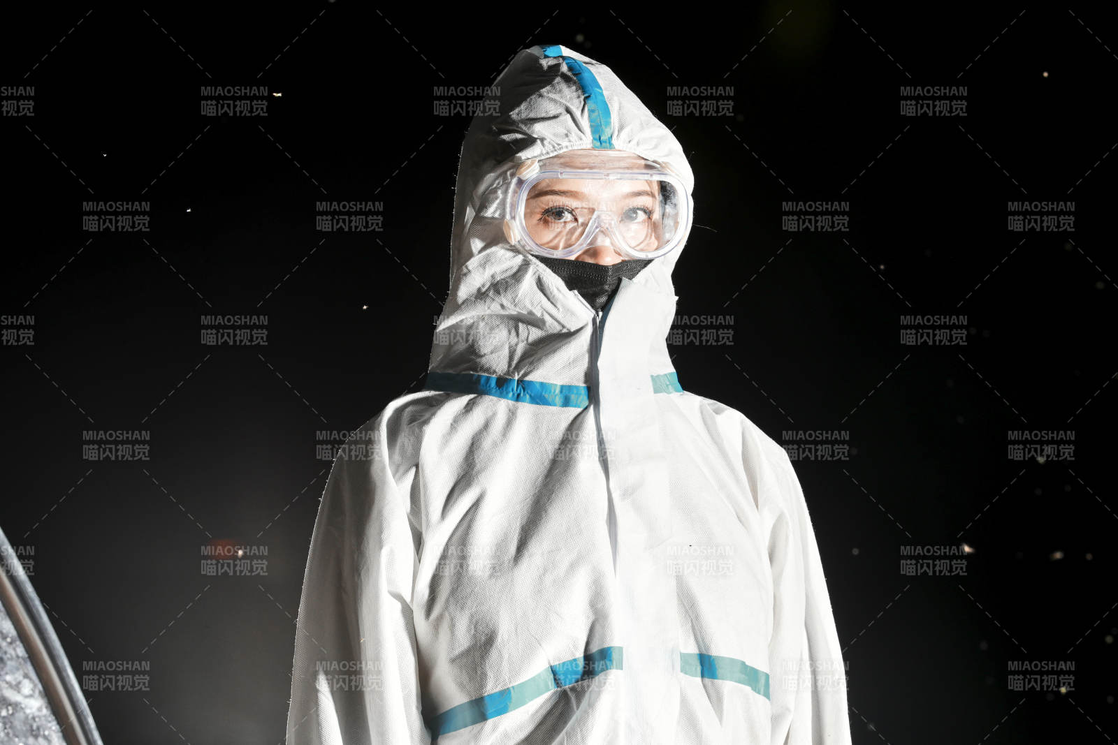 穿白色防护服佩戴护目镜口罩的女性防护人员图片