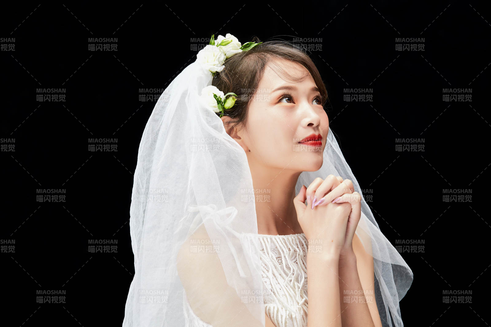 黑色背景下的美妆新娘彩妆人像图片