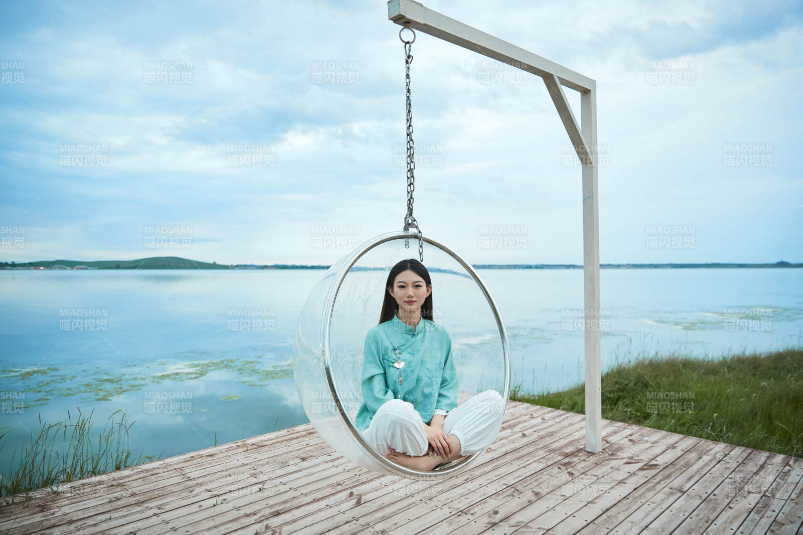 草原湖畔打卡点游玩拍照的亚洲少女图片