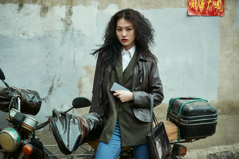 老旧城区里穿着复古港风的美丽清纯少女图片