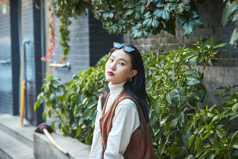 老旧城区里穿着复古港风的美丽清纯少女图片