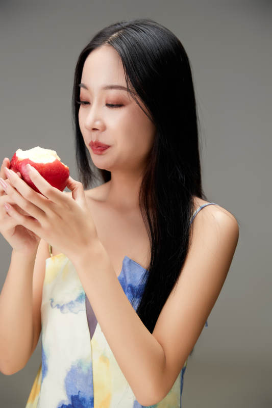 吃水果的亚洲东方长发少女图片