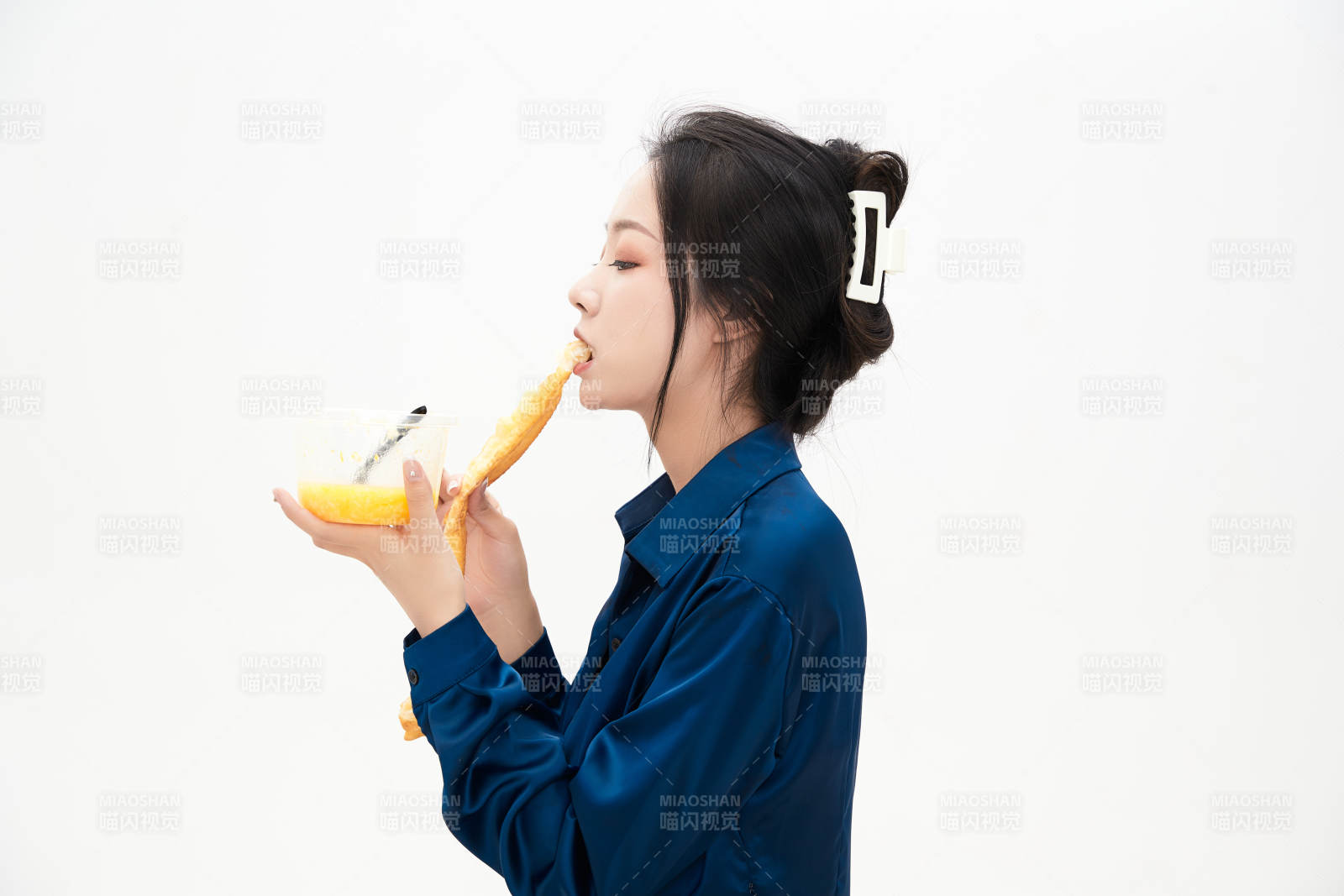 大吃特吃的亚洲可爱少女人像图片