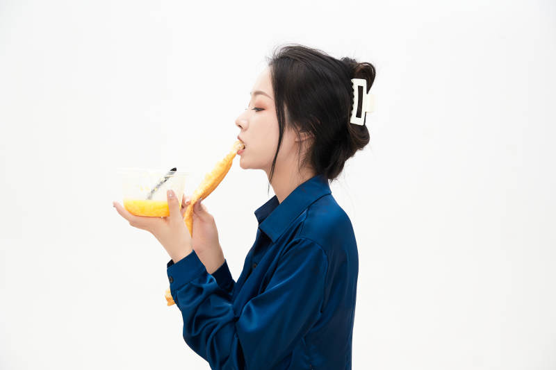 大吃特吃的亚洲可爱少女人像图片