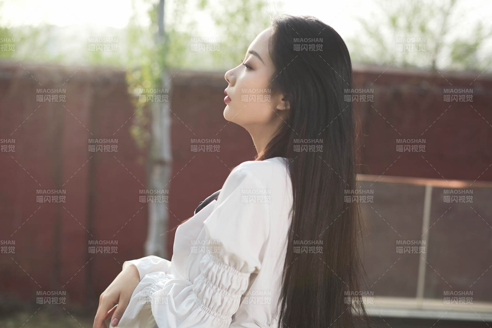 日系户外公园穿jk校服的少女图片