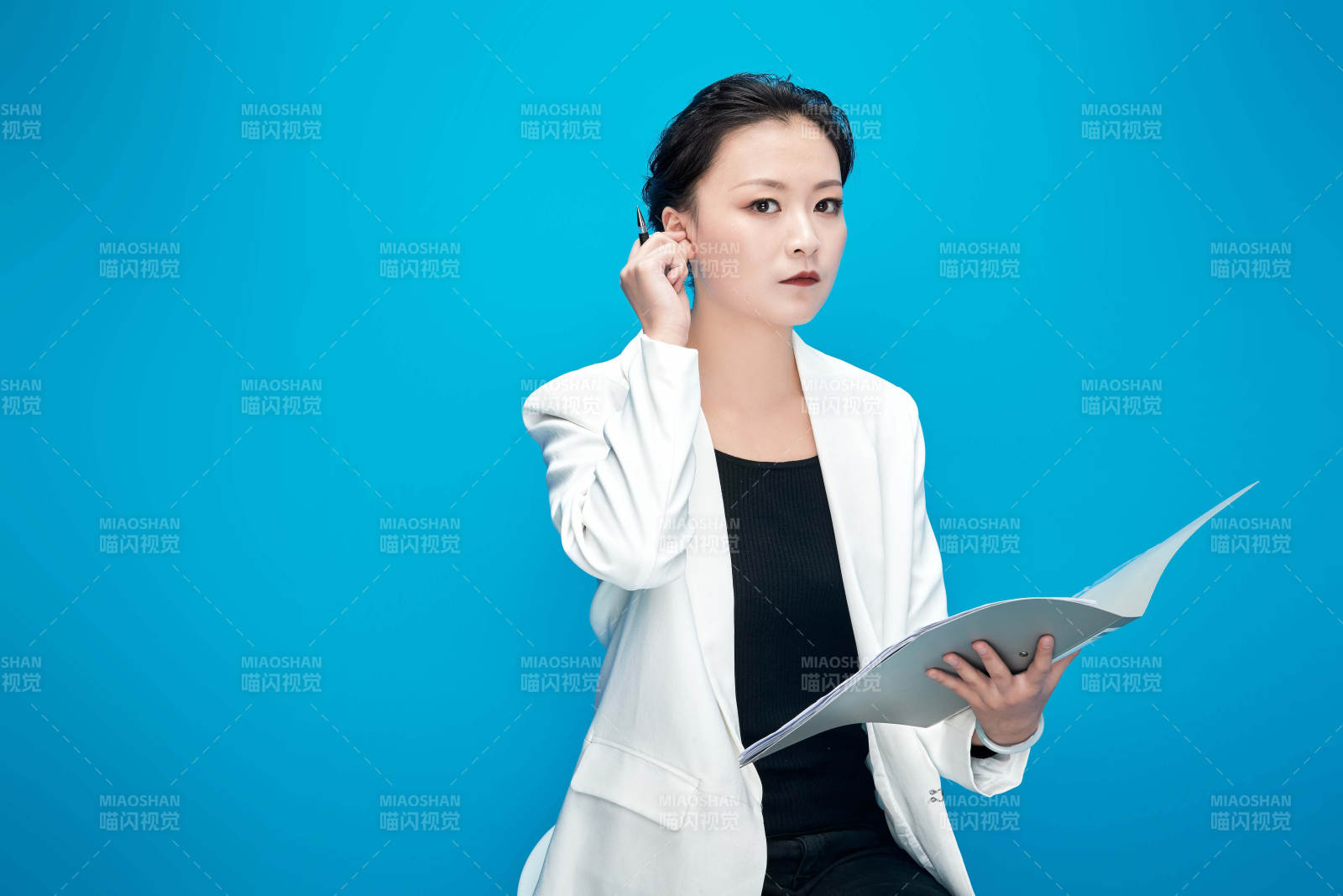 身穿西服拿着手机与文件夹的亚洲商务女士图片