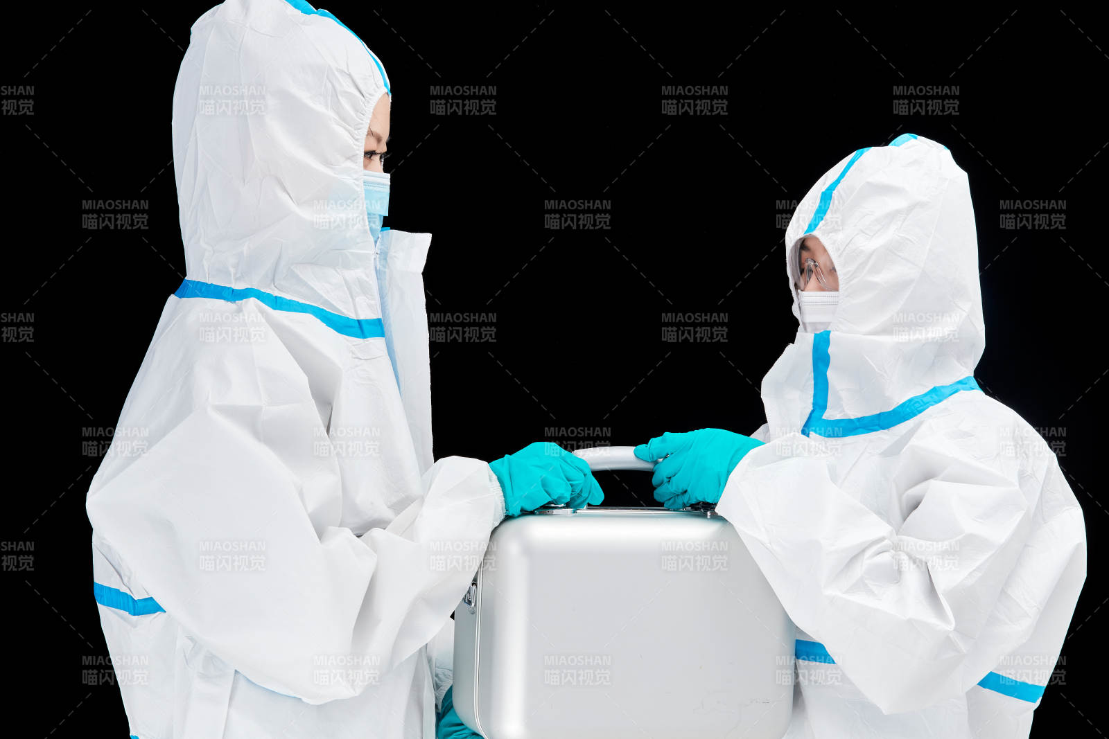 穿白色防护服佩戴护目镜口罩的防疫人员图片