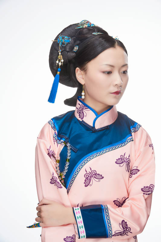 白色背景下的清代女性古装造型清朝古装图片