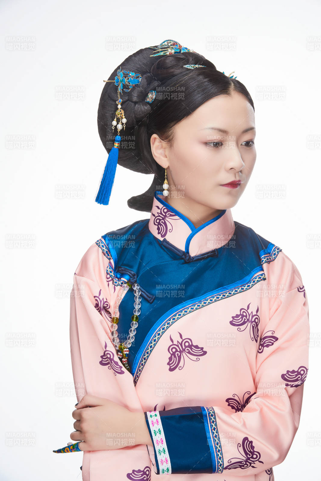 白色背景下的清代女性古装造型清朝古装图片