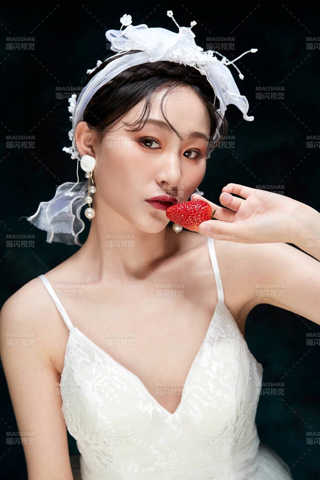 黑色背景下的女性复古婚纱妆面图片
