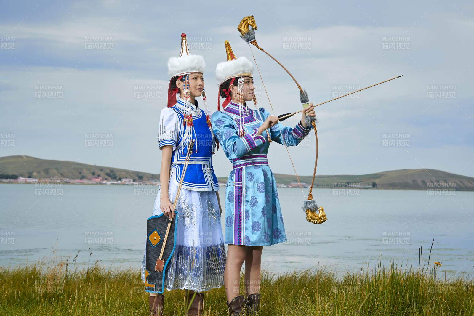 草原湖畔手持弓箭狩猎的蒙族小姐妹图片