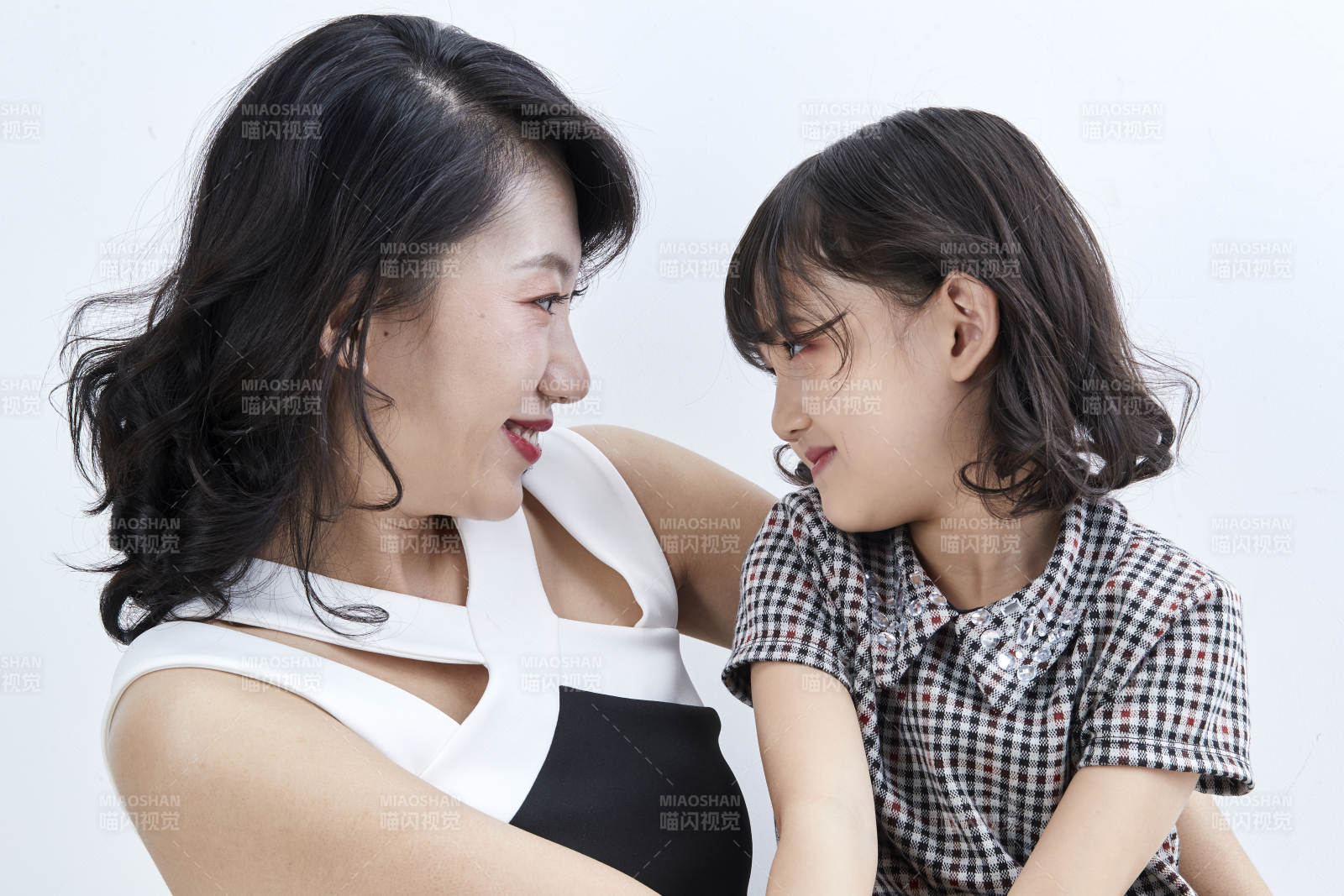 白色背景的美丽妈妈与可爱女儿亲子人像图片
