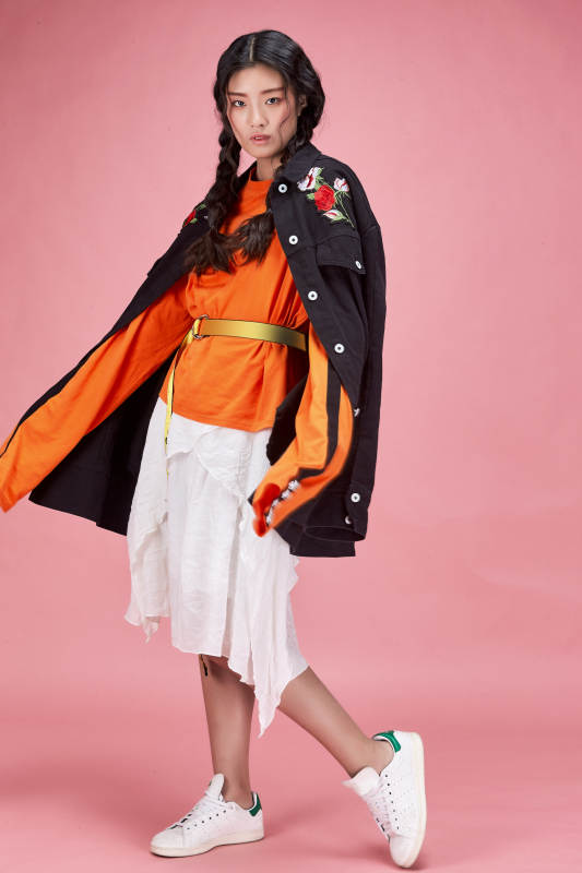 摄影棚拍摄的时尚亚洲女性模特图片