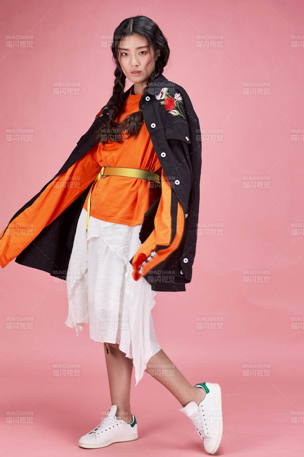 摄影棚拍摄的时尚亚洲女性模特图片