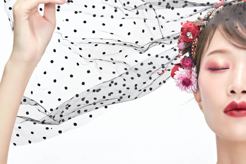 白色背景下的新娘彩妆美女人像图片