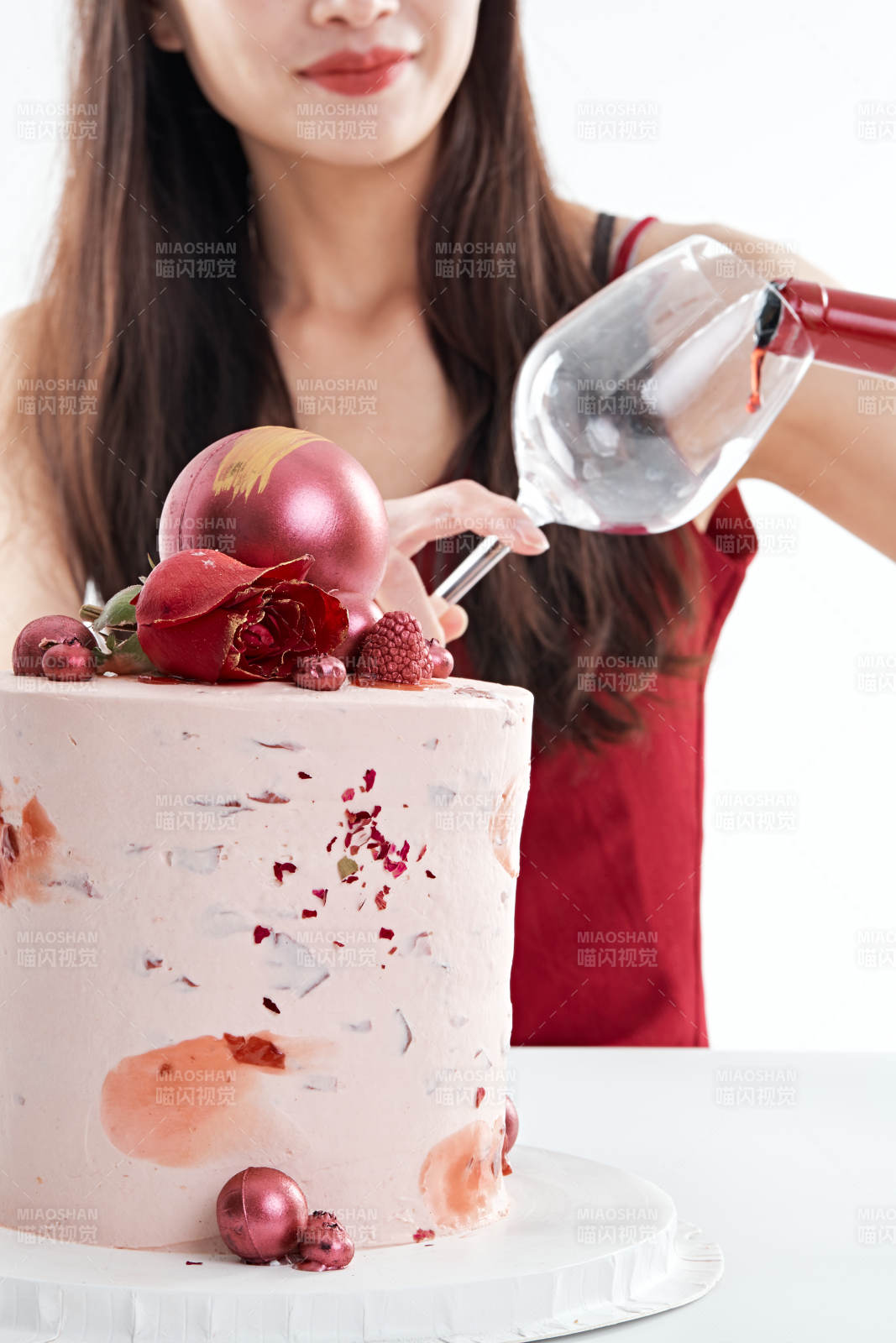 喝红酒品尝蛋糕的年轻女性图片