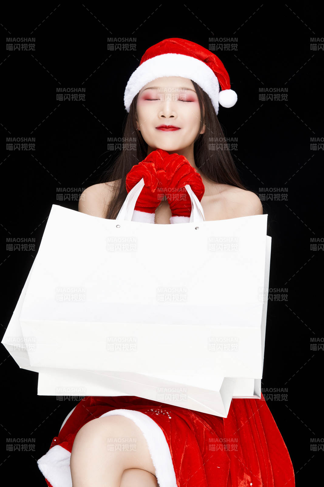 身穿圣诞服饰手提购物袋性感可爱的圣诞女郎图片