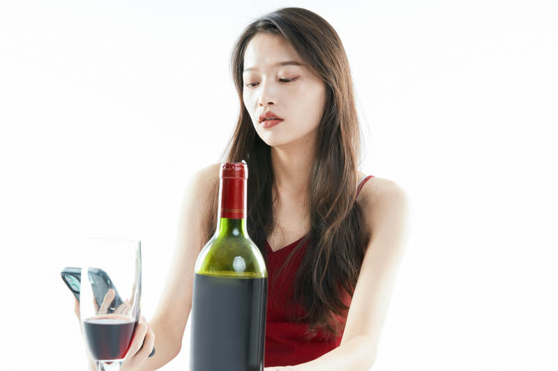 独自品尝红酒的亚洲女性图片