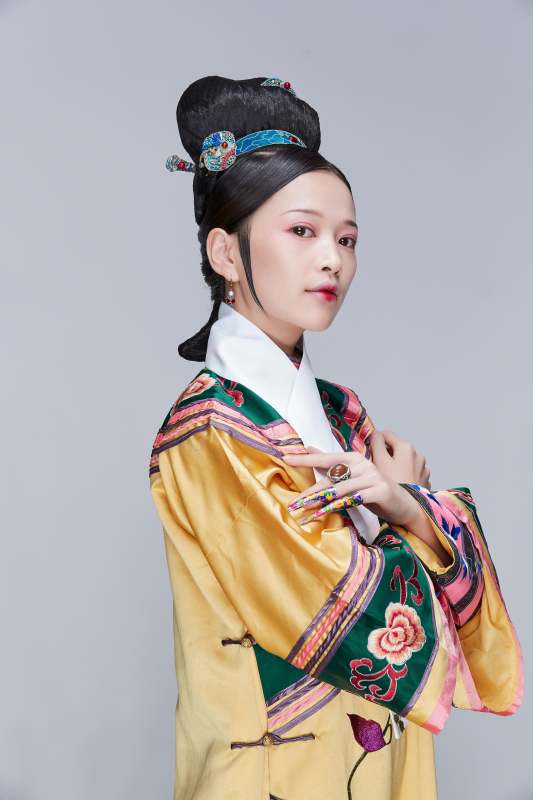 白色背景下的清代女性古装造型清朝古装图片