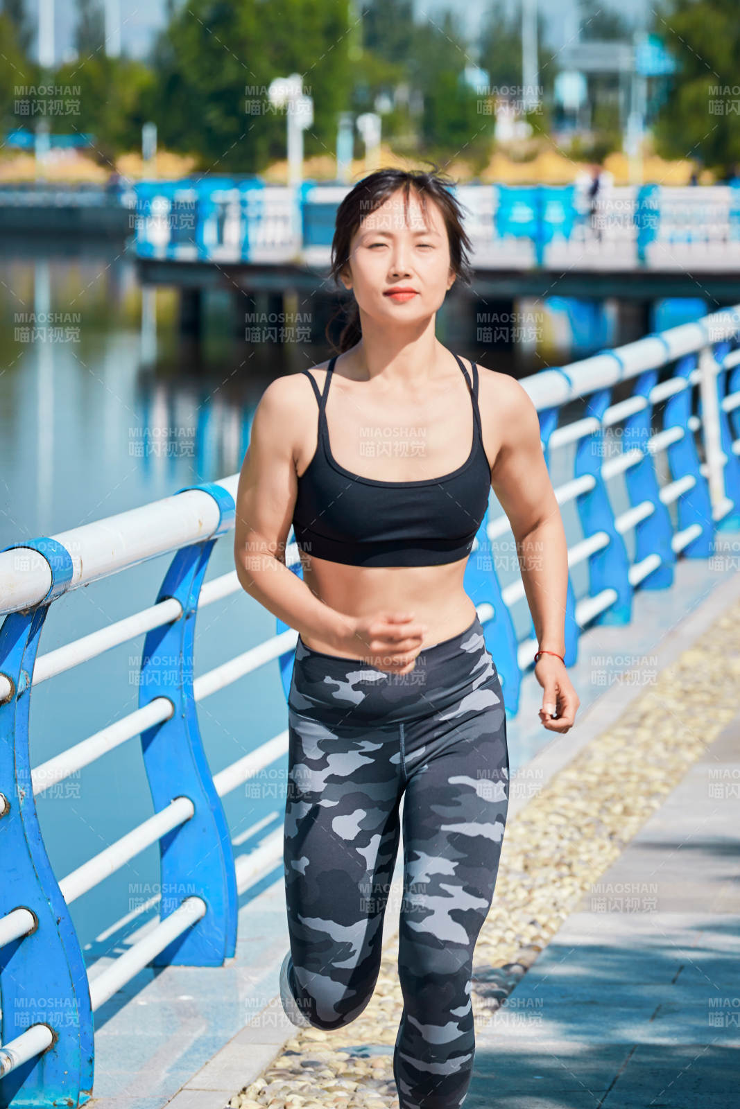 户外河畔公园做拉伸有氧运动的亚洲女性图片