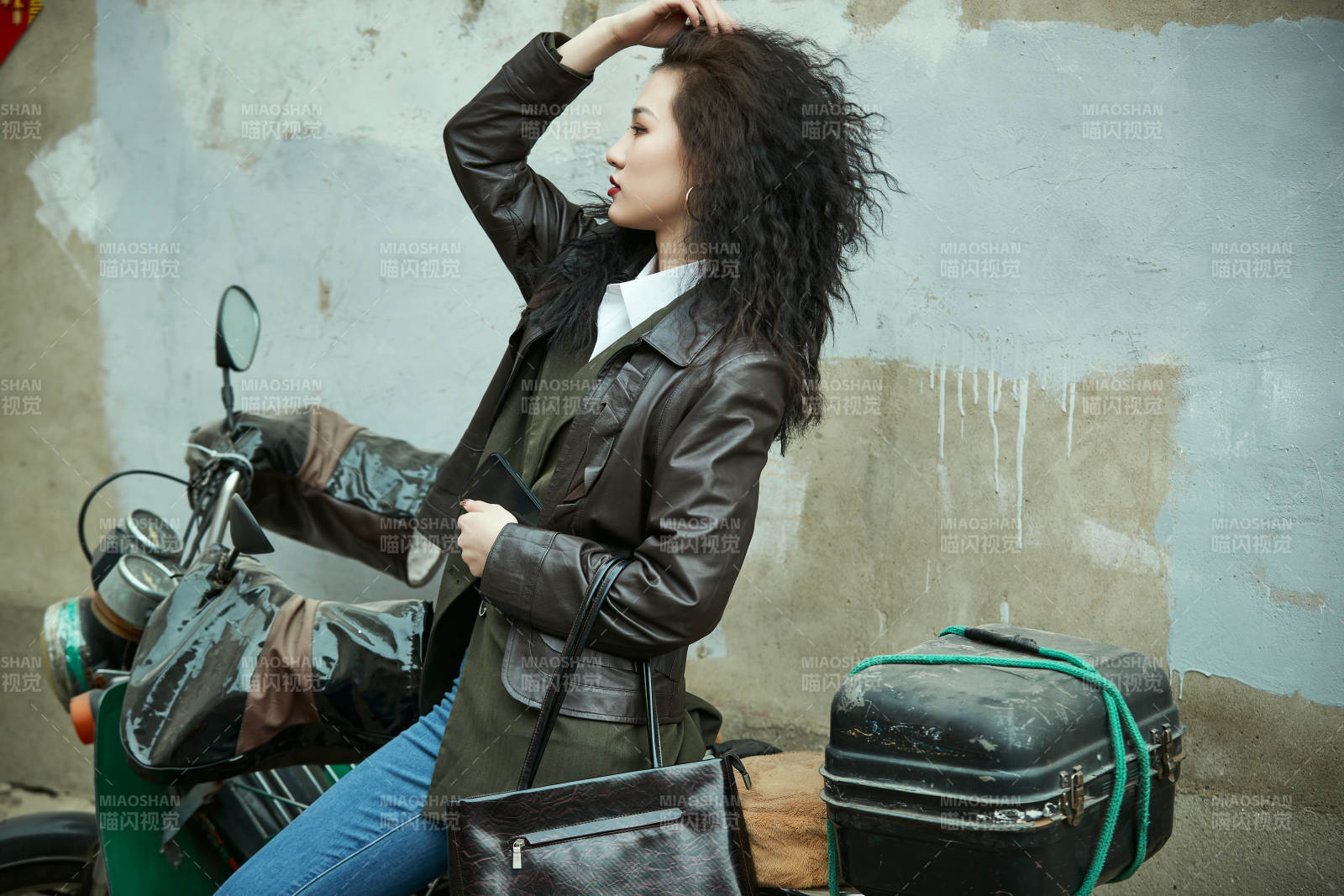 老旧城区里穿着复古港风的美丽清纯少女图片